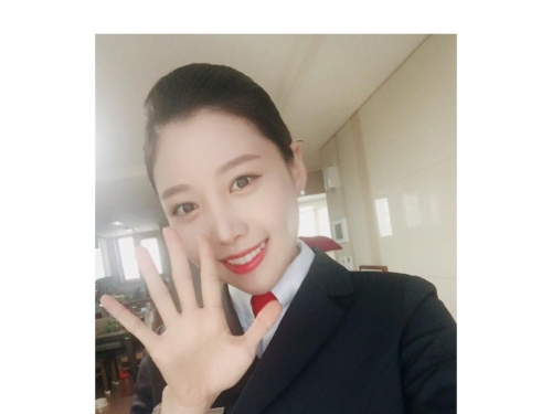 戀愛了！機上驚見女友系空姐「甜美笑容」讓乘客險暈機，網友跪求傳送門