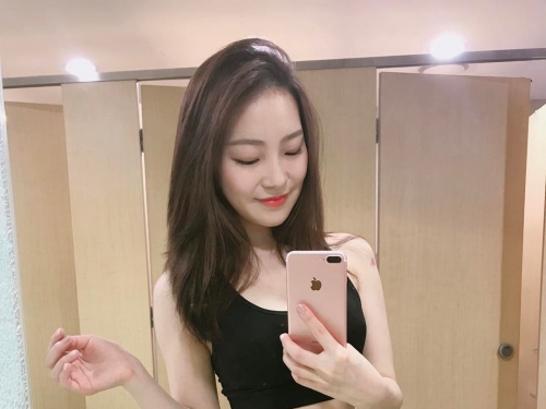 要爆啦！妹子低胸露出「渾圓奶球」，嫩白蟻腰大秀S曲線太性感誘人啦！