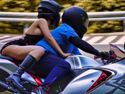 重機辣妹炸半球 ！美背＋屁股蛋全看光 網瘋喊：不超車了