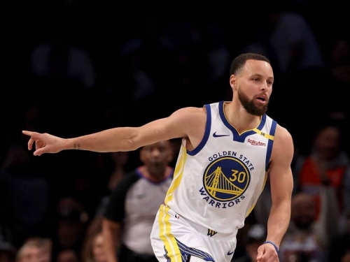 NBA》柯瑞第二節超扯壓哨球 外媒直呼他不是人！