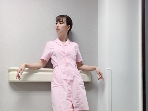 氣質教師「Snow Suen」深藏不露　一言不合就脫衣爆乳！