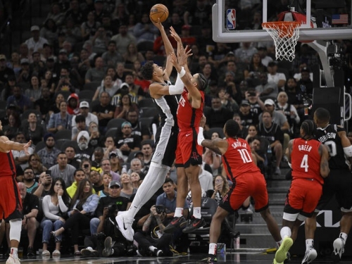 NBA》「法國怪物」溫班亞瑪狂抓20籃板 馬刺還是敗給火箭