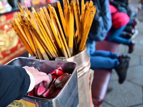 男找姻緣到廟求籤 「8個字」笑翻朋友：不要再逼月老了