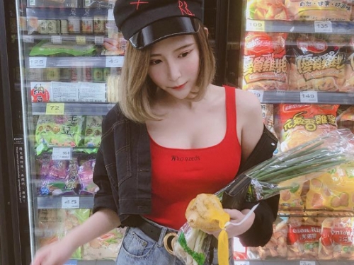 穿這樣買菜？「短髮正妹」超市展現飽滿好身材　網友：想「蔥動」了