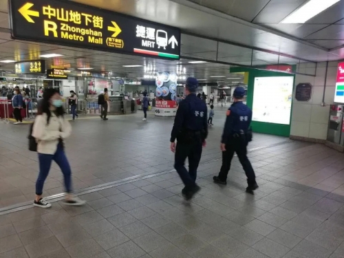 中山地下街淪「摸奶一條街」！一晚3對情侶椅子抓奶 「2男1女」超吸睛