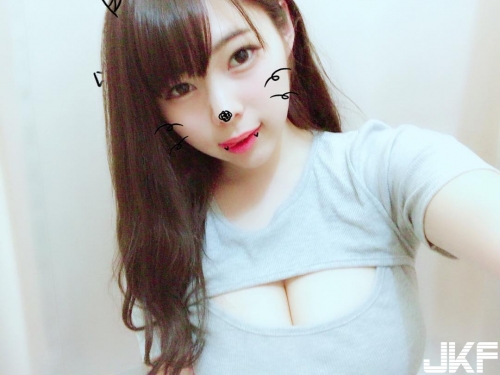 「巨乳妹子」要炸了　開胸衣快被撐壞！裸身性感入浴露出碩大奶球！