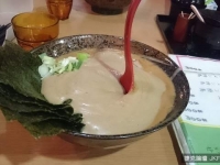 《日本絕濃拉麵》濃到湯匙可以直立的拉麵到底是加了什麼啊？