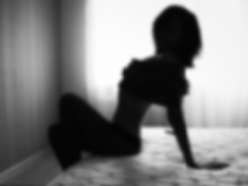 掉胸貼不自覺？妻低胸裝出遊「引注視禮」 尪驚：整顆一覽無遺