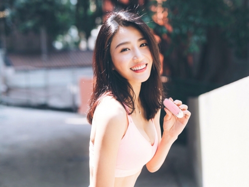 有夠軟！「性感瑜珈老師」爆乳身材太性感　一彎腰白嫩美乳快掉出來！