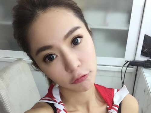 「爆乳正妹」只穿白色吊嘎入鏡！性感裝扮分享美食，網友快被餓昏！