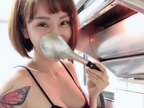 這個臀部讓人受不了！性感正妹「曬乳又曬臀」 看得受不了好想「一起進攻」啊！