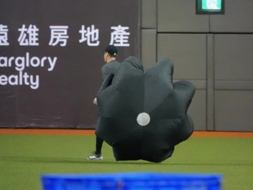 經典賽》曾豪駒背著降落傘飛起來？體能訓練新招有用意