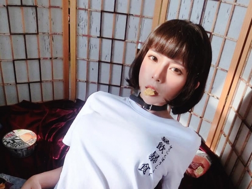 甜美OL「Chubby糖」休假就解放自己　飽滿美乳放風日光浴