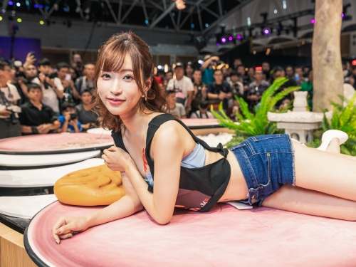 金卡女優領軍！組織「櫻花樹下巨乳聯盟」台上大炫乳　胸狠「乳瞪視角」奶球大外露