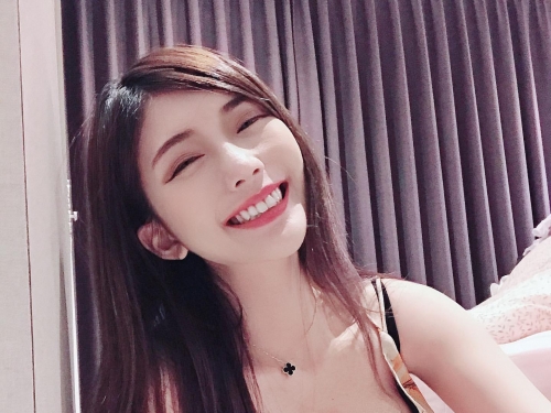 性感正妹「謝薇安 Vivian」緊身衣讓曲線畢露　不科學身材太驚人