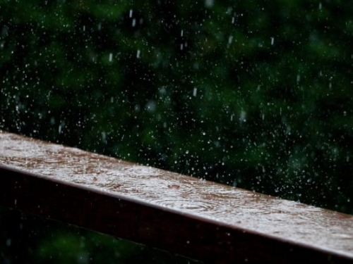 氣候暖化，高山降雪變少，北半球多處山區強降雨隨之增多