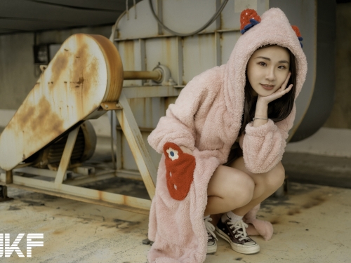 清秀可人的正妹「Hanna憨憨」天臺大膽秀苗條身材，貼身底褲「曲線好迷人」！