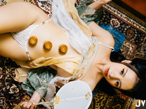 裸身淫想渡中秋！古裝美人薄紗挑逗　若隱若現的美乳好似那月圓