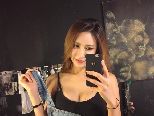 好犯規！妹子自備兩粒「飽滿凶器」應戰，讓人直接「舉旗投降」…
