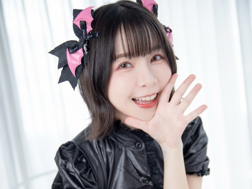 超萌女優《Tiny》換上百褶裙化身啦啦隊員露下乳幫「硬」援