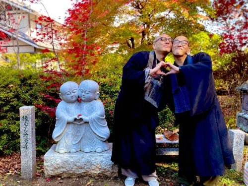 調皮僧侶仿「結緣地藏」比心拍照 網笑︰好有愛的畫面喔！