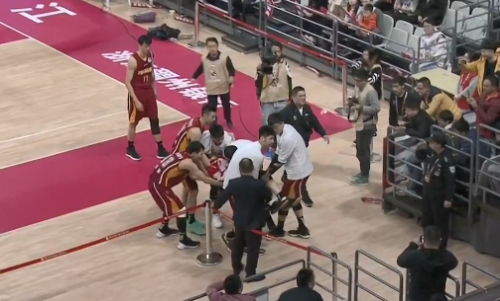 CBA》比HBL還扯！ 被林韋翰撞傷 他靠隊友徒手扛出