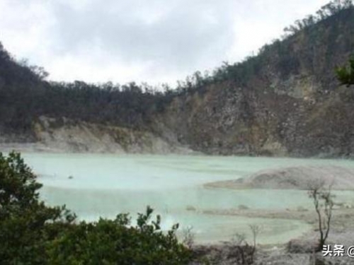 印度隕石湖的綠水已變“血水”。網友：上次更改顏色是地殼變動