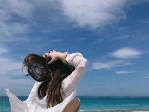 七星潭最美「肉臀」！火辣正妹海邊解放，無人沙灘直接大露小丁外拍：越看越上火！