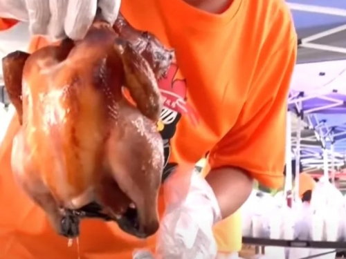 無畏毒辣烈日！民眾一早排隊全為免費烤雞