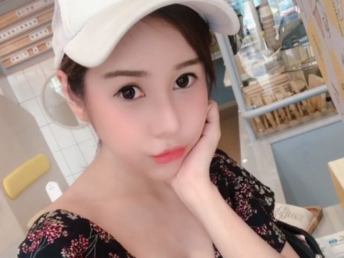 看了就愛上！電力十足正妹「無肩帶泳衣」直接上陣，一個用力就會不小心扯下了.....