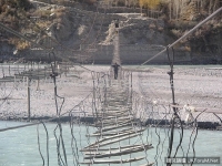 女郎穿高跟鞋高空走繩..她不怕我都嚇死