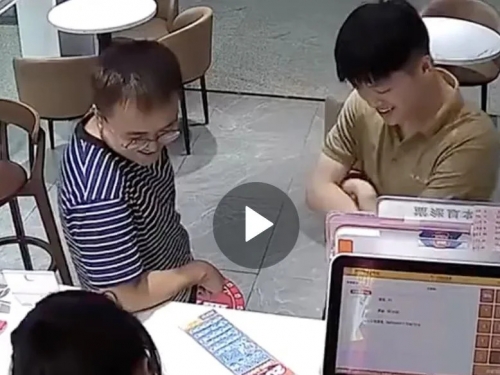 刮刮樂連續槓龜！「他剩一張不刮」女員工下秒笑了：中獎了