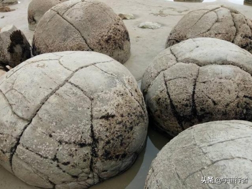 全球多地都出現了巨大石球，研究後發現，它們是從地下長出來的