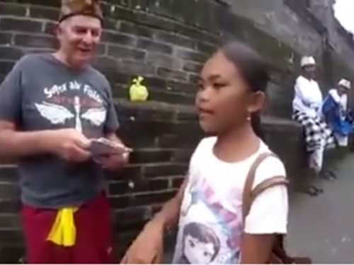 奇女子！印尼10歲女孩懂23種語言 為幫補家計到旅遊景點兜售明信片 外國人稱奇（視頻）