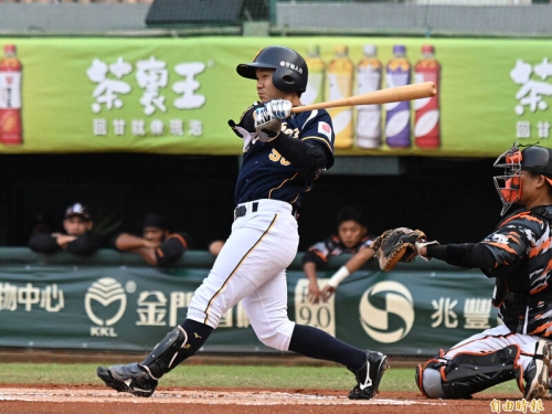 中職》世界的江坤宇「背後接球」神技 主播驚嘆：我要獻上我的膝蓋