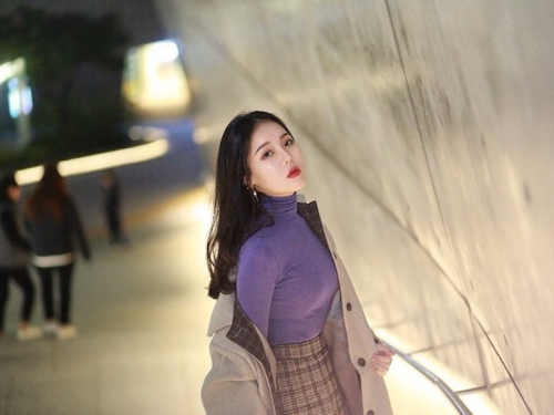 美豔紅唇正妹「飽滿曲線超優」，誘惑胸型讓人Hold不住啊！