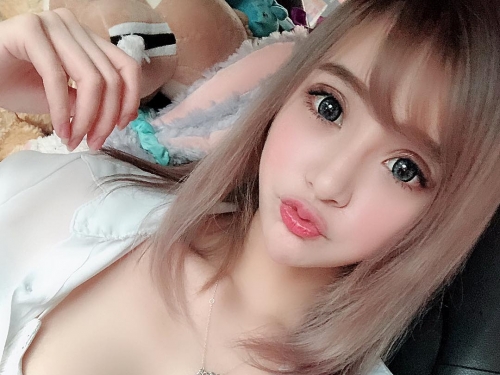 好囂張！巨奶妹不科學「乳量炸裂」　自拍直接塞滿鏡頭無縫隙！
