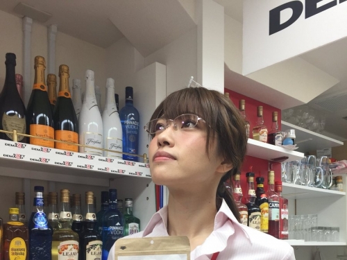 SOD女子社員居酒屋開張！女優陪你一起站著吃　「市川まさみ」OL裝復活！