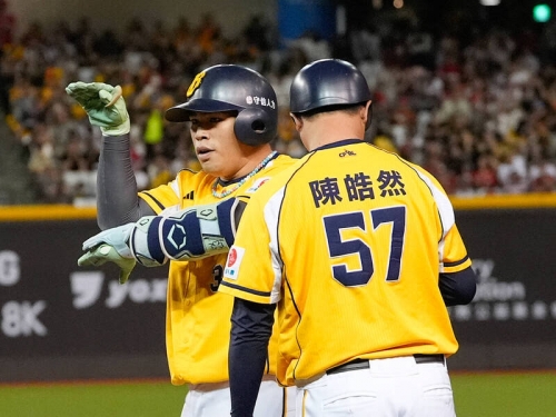 中職》向周董致敬！ 兄弟球員上壘做出「COBRAS」慶祝手勢