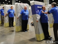 壯觀！上千人體床墊骨牌逐個倒 破吉尼斯紀錄