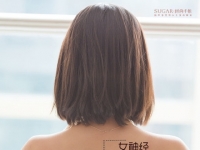 大陸女孩炫美背　居然流行起「反手夾手機」！