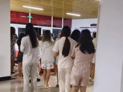 女大生「當眾拉屎」！男友吃掉後接吻 全校蜂擁圍觀