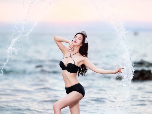 乳浪逆襲！正妹傲人上圍向前挺「震幅太大」，嚇壞岸邊泳客直呼：好危險…
