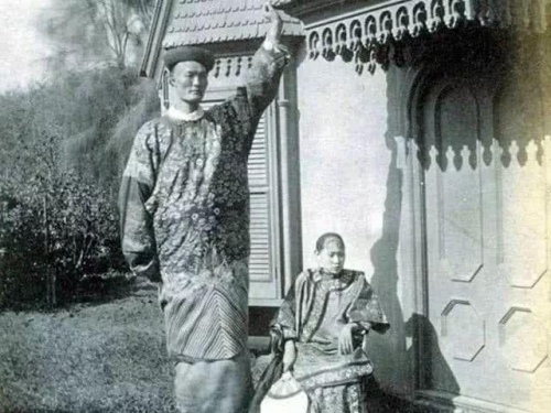 中國的第一巨人，身高3米19，卻被洋人買走，世界各地展覽！