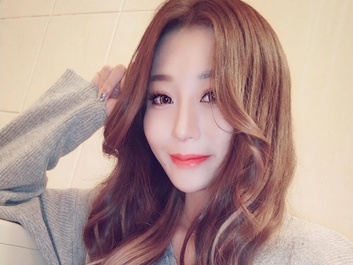 性感正妹「香菜兒 Yan Ci」化身櫻花妹　和服總是不穿好露出火辣曲線！