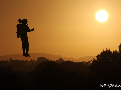 飛行員偶遇“鋼鐵俠”？神秘人形出現在洛杉磯高空