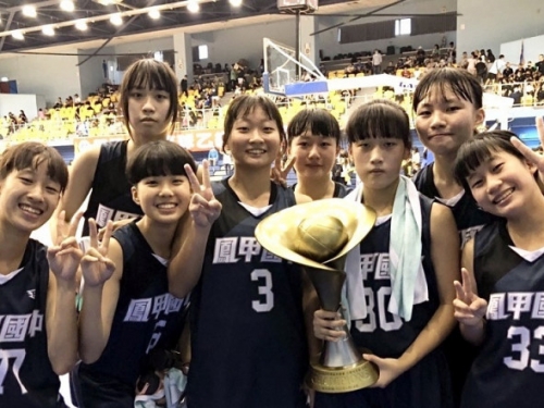 籃球》高雄市鳳甲國中女籃以15連勝封后 制霸全國