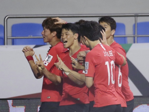 亞足賽／暖！黃義助進球比出「12」手勢　要送退隊的羅相浩