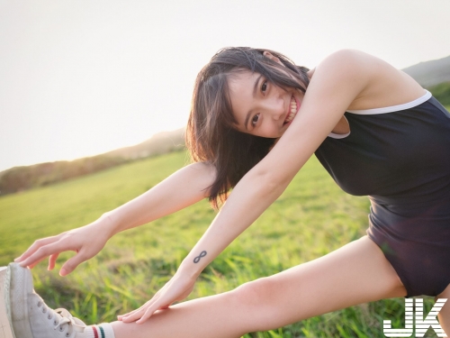 史庫水94棒！「陽光萌妹」藏不住的豪乳！這樣的國境之南我完全可以！