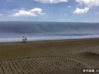 岸邊驚見海嘯！先拍照上傳...還不快逃！！